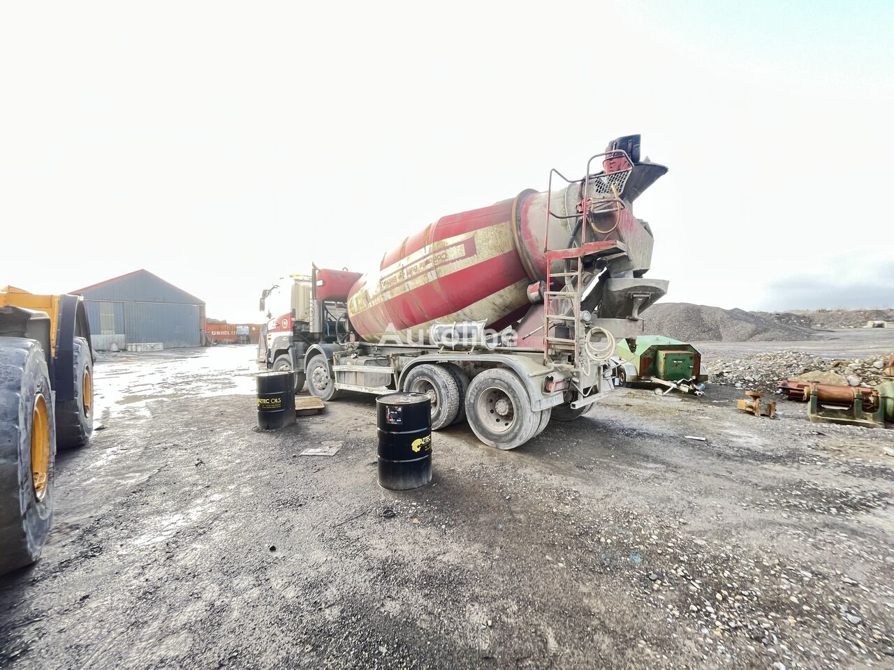 camion-citerne de ciment HINO 3241